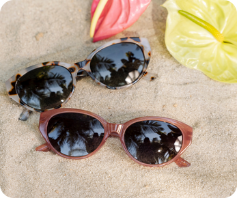 gray and red readers on sand